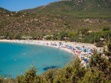 Cala Sinzias, Villasimius şeffaf ve turkuaz denizde.