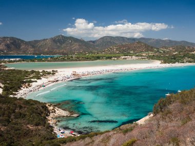 Şeffaf ve turkuaz denizde Porto Giunco, Sardunya, İtalya