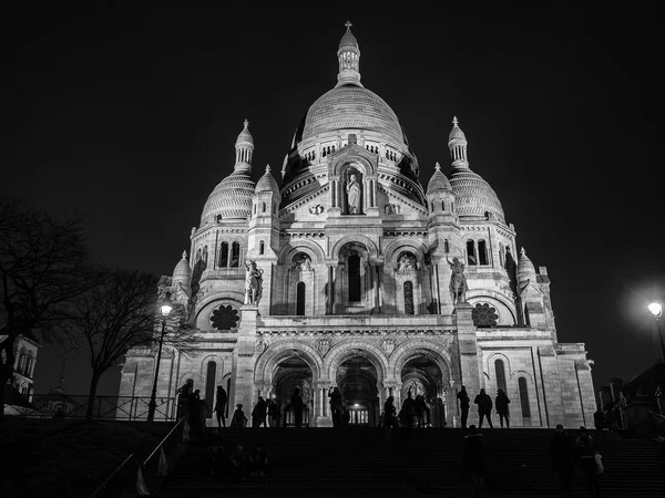 Éjszakai kilátás nyílik a Szent szíve templom Montmartre, Párizs. — Stock Fotó