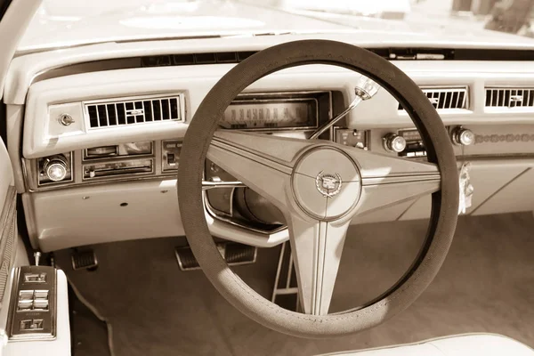 Detalle del tablero de instrumentos de un coche de época . — Foto de Stock