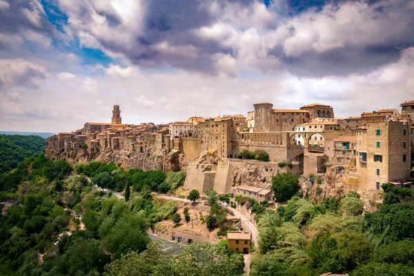 Pitigliano, uma cidade construída sobre uma rocha de tufo, é um dos mais belos — Fotografia de Stock