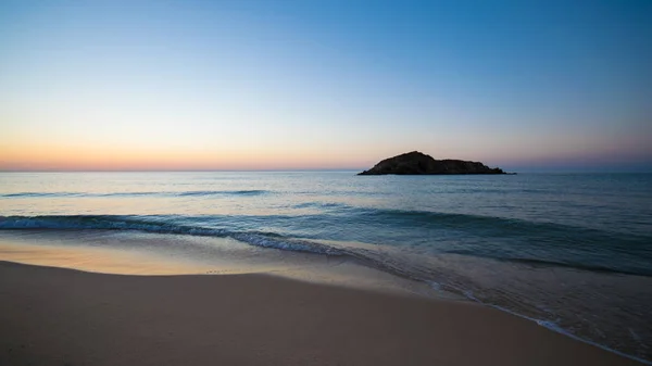 Isla Su Giudeu al amanecer, Chia, Cerdeña . — Foto de Stock