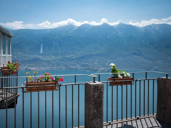 Blomsterterrass med utsikt över Gardasjön. — Stockfoto