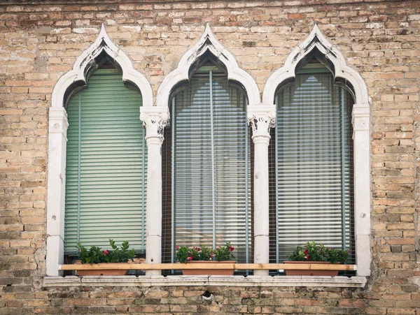 Stará okna na středověkém paláci fasády v Verona. — Stock fotografie