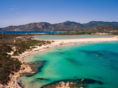 Şeffaf ve turkuaz denizde Porto Giunco, Sardunya, İtalya