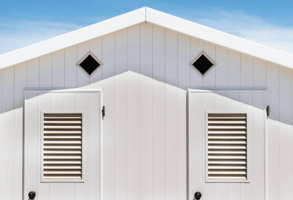 Detalle de un vestidor de madera blanca a disposición de la piscina — Foto de Stock