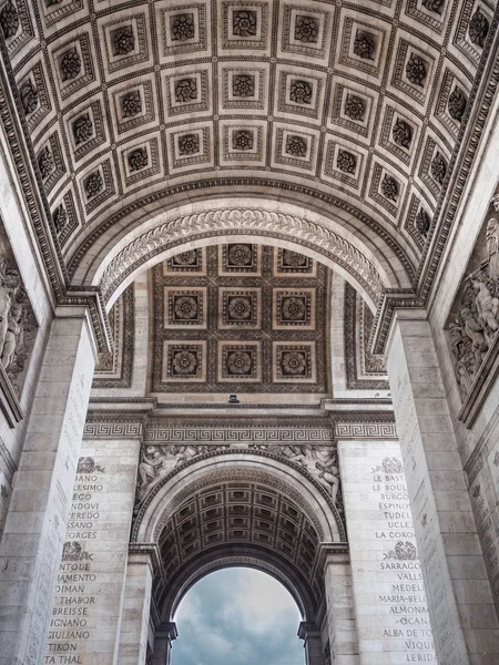 Detalhe do Arco do Triunfo em Paris. Vista do ce decorado — Fotografia de Stock