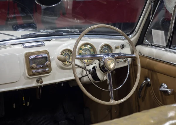 Detalle del tablero de instrumentos de un coche de época . — Foto de Stock
