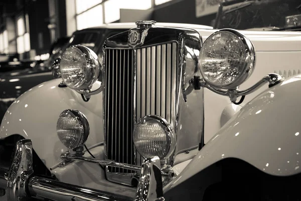 Exposición de coches antiguos . — Foto de Stock