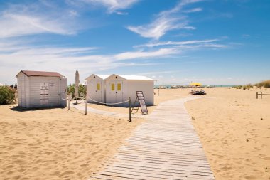 Beyaz ahşap soyunma odası yüzücüler emrinde olmak