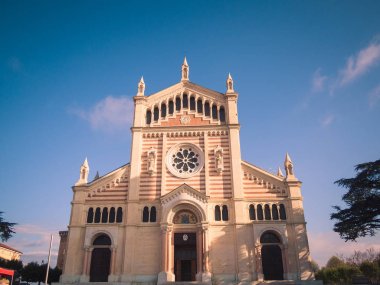 1877 ve 1895 yılında neo-Rom arasında inşa Lonigo Katedrali