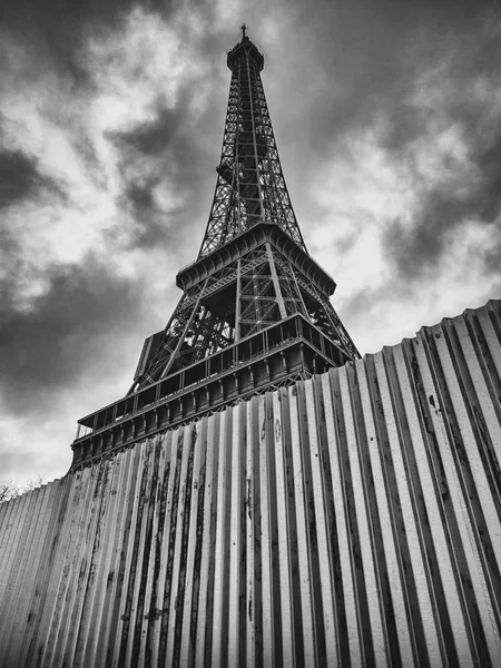 Ein Blick auf den Eiffelturm und eiserne Barrieren gegen eine — Stockfoto