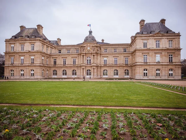 卢森堡宫殿的看法, 在 Luxem 的公众庭院里面 — 图库照片