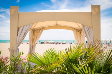 Sahilde gazebo tropikal Bahçe.