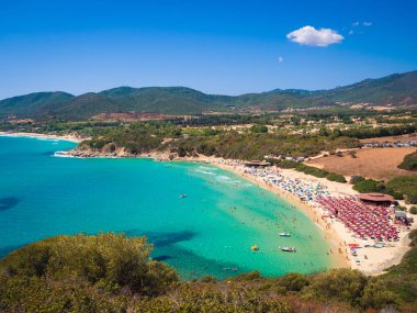 Cala Sinzias, Villasimius şeffaf ve turkuaz denizde.