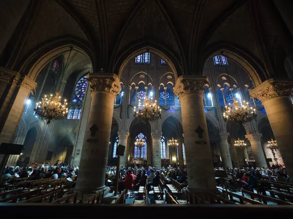 Interior de Cathedrale Notre Dame, catedral católica medieval . —  Fotos de Stock