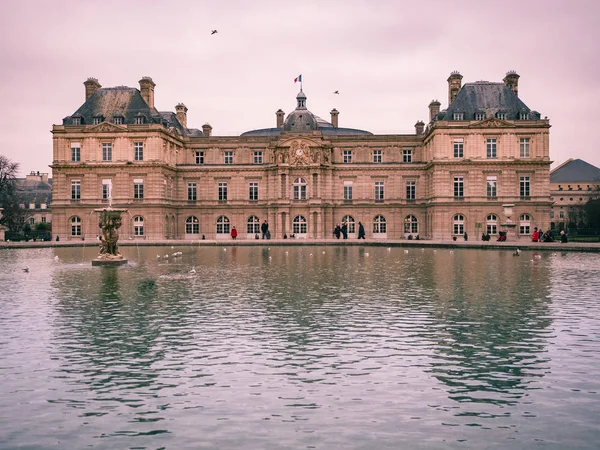 Vue du palais luxembourgeois, à l'intérieur du jardin public de Luxembourg — Photo