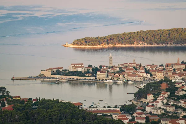 A cidade de Rab, estância turística croata famosa por seus quatro bel — Fotografia de Stock
