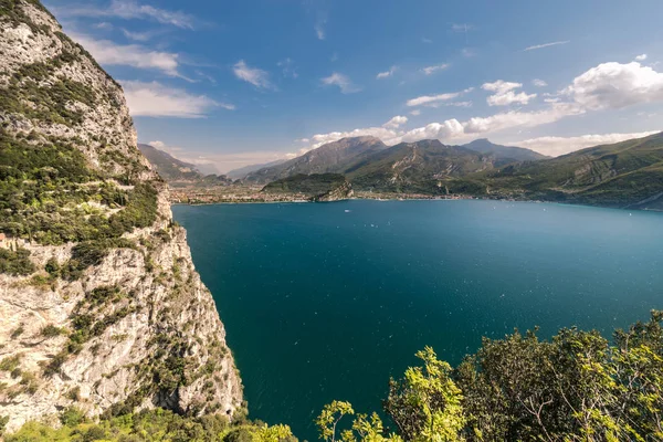 Panorama van het prachtige Gardameer omgeven door bergen. — Stockfoto