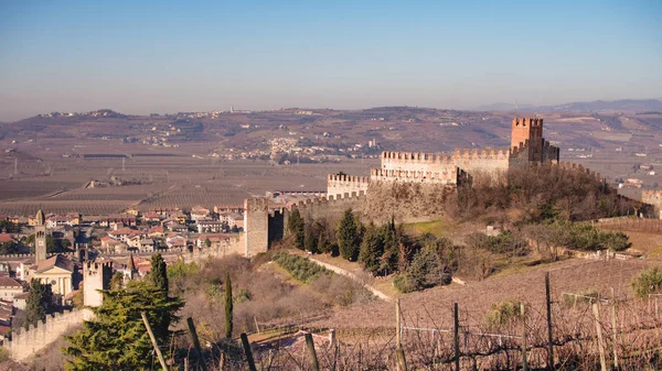 소아베 (이탈리아)의 보기 및 그것의 유명한 중세 성곽 — 스톡 사진