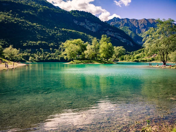 Lago Tenno cercado por alpes italianos . — Fotografia de Stock