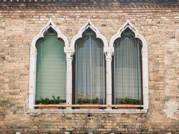 Stará okna na středověkém paláci fasády v Verona. — Stock fotografie