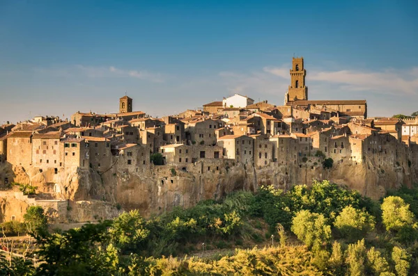 Pitigliano, een stad gebouwd op een rots van tufsteen, is één van de meeste beau — Stockfoto