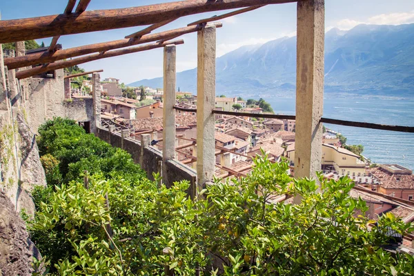 Altes zitronenhaus in limone sul garda, italien. — Stockfoto