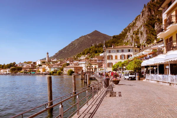 Limone sul Garda na břehu jezera Garda, Itálie. — Stock fotografie