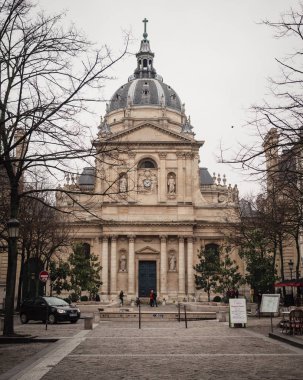 La Sorbonne şey ünü bağlantılı bir Paris bina 
