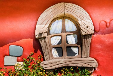 Çocuklar için küçük bir ev plastik pencere detayını bir 