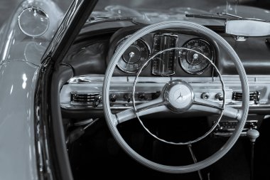 Ahşap direksiyon simidi ve deri dashboard-in eski model bir araba