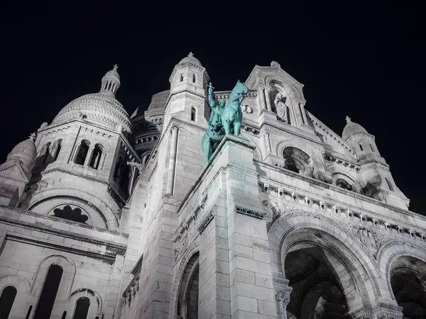 Vista nocturna de la iglesia del Sagrado Corazón en Montmartre, París . —  Fotos de Stock