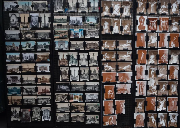 Oude ansichtkaarten die stedelijke en naakt scènes te koop in th — Stockfoto