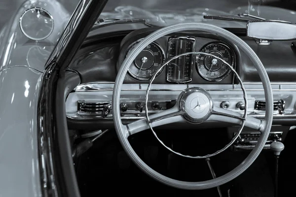 Volant en bois et tableau de bord en cuir d'une voiture d'époque — Photo