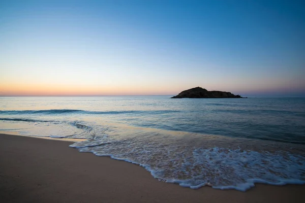 Isla Su Giudeu al amanecer, Chia, Cerdeña . — Foto de Stock