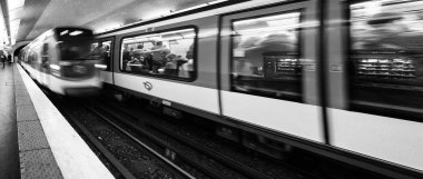 Tren bir Paris metro istasyonunda geçiş.