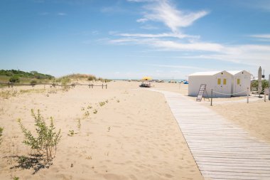 Beyaz ahşap soyunma odası yüzücüler emrinde olmak