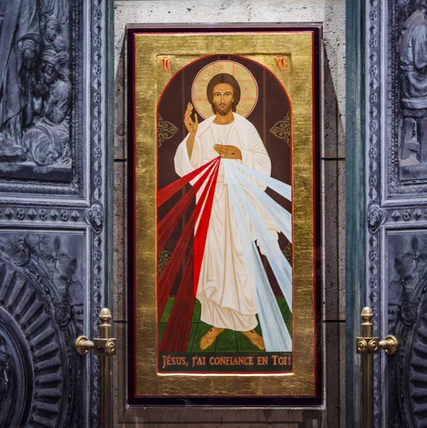Золотий значок із зображенням Ісуса всередині базилікою священного він — стокове фото