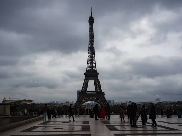 Blick vom Trocadero auf den Eiffelturm an einem schwarzen Tag — Stockfoto