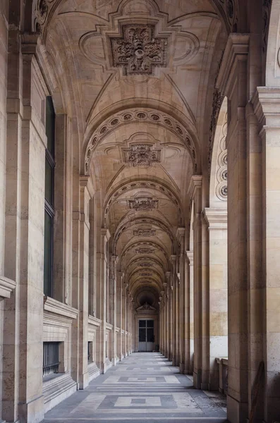 O corredor que rodeia o pátio interior do Museu do Louvre — Fotografia de Stock