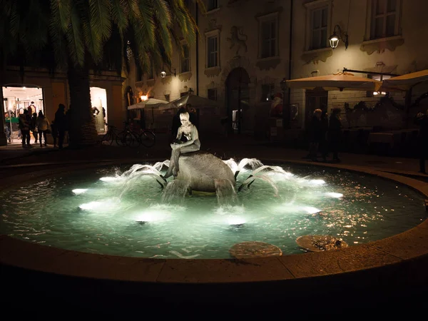 与美人鱼在广场上的喷泉的夜景视图 — 图库照片