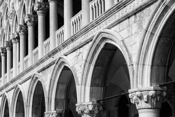 Detail of facade with arches of the Doge's Palace in St. Mark's — Stock Photo, Image