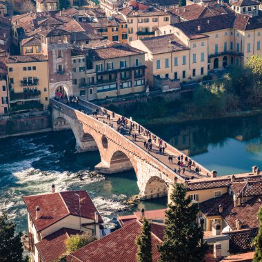 Verona Adige Nehri geçerek taş köprü görünümü.