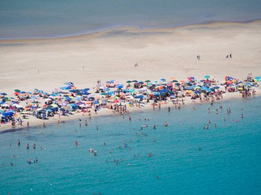 Şeffaf ve turkuaz denizde Porto Giunco, Sardunya, İtalya