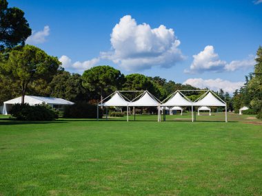 Yeşil çayır üzerinde beyaz çardak.