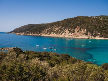 Cala Sinzias, Villasimius şeffaf ve turkuaz denizde.