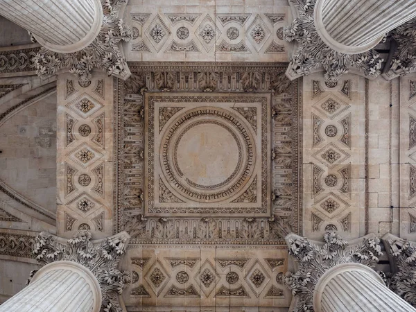 Panthe dış sütunlu altında tavan detayı — Stok fotoğraf
