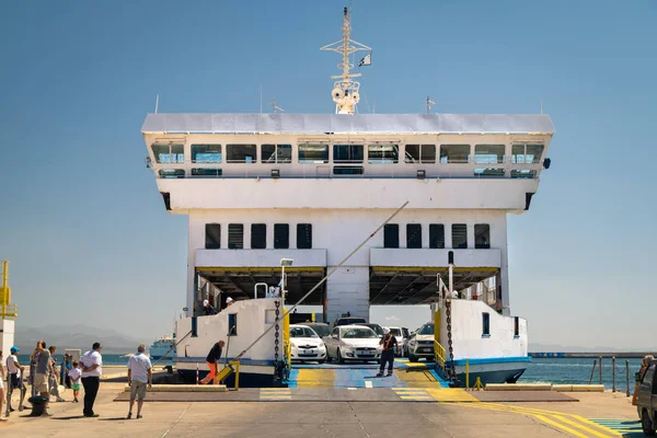 Ferry que lleva a los turistas y su coche a la isla de San Pietr — Foto de Stock