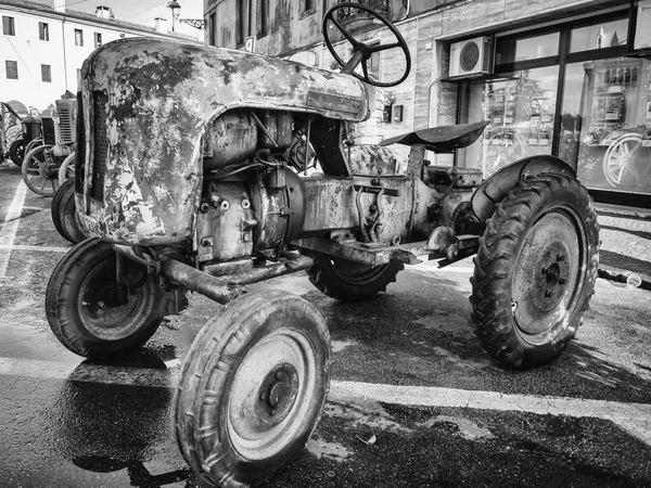 Antiguo tractor vintage en la plaza en el fai agrícola anual —  Fotos de Stock